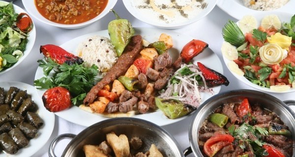Yüksek sıcaklıkların yanı sıra düşüncesizce tüketilen gıdaların neden olduğu zehirlenmeler konusunda uyarılarda bulunan Prof. Dr. Kıvanç Şerefhanoğlu, “Oda ısısına 1 saatten fazla maruz kalan yemekler de gıda zehirlenmesine yok açıyor. O yüzden yemekler tek öğün olacak şekilde pişirilmeli” dedi.