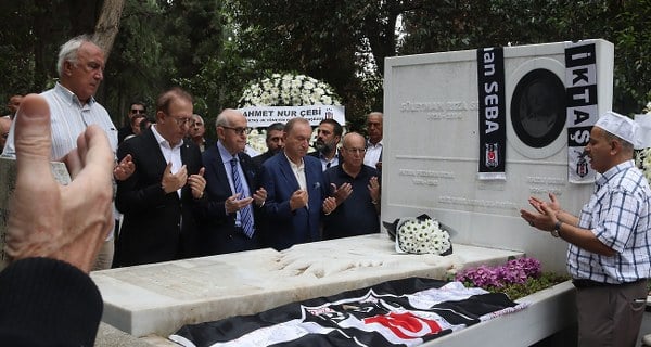 Beşiktaş Kulübü'nün Onursal Başkanı Süleyman Seba, vefatının dokuzuncu yılında Feriköy Mezarlığı'ndaki kabri başında anıldı.