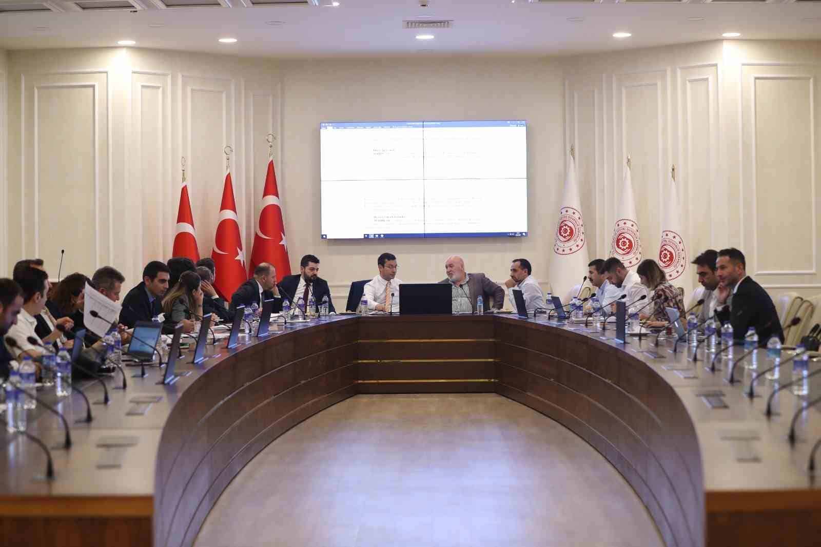 Memurların büyük bir merakla beklediği 7. Dönem Toplu Sözleşme görüşmelerinin ilk aşaması tamamlandı. Bir hafta boyunca devam eden kom BUGÜN