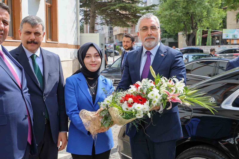 Çalışma ve Sosyal Güvenlik Bakanı Vedat Işıkhan, geçtiğimiz hafta kamu emekçilerinin mali ve sosyal haklarını belirleyecek olan 7. Dönem Toplu Sözleşme sürecini başlattıklarını hatırlatarak, “Ağustos ayının sonunda tamamlanacağını öngördüğümü