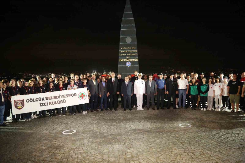 Kocaeli’nin Gölcük ilçesinde Büyük Marmara Depremi’nin 24. yıl dönümünde hayatını kaybedenleri anmak için Kavaklı Sahili’nde bulunan anıt önünde toplanıldı.