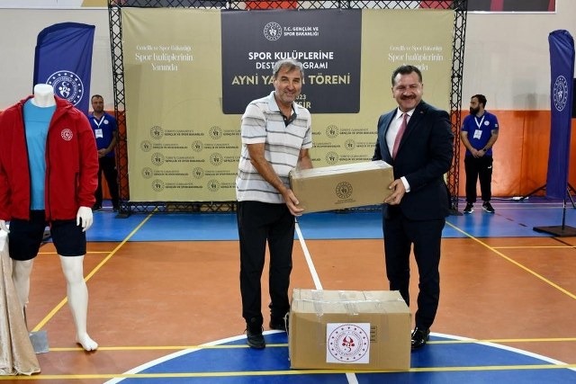 Gençlik ve Spor Bakanlığı, Balıkesir Gençlik ve Spor İl Müdürlüğü, Balıkesir’de faaliyet gösteren 236 spor kulübüne malzeme desteğinde bulundu.