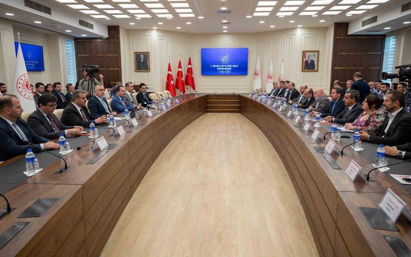 klifi masaya sundu. Bakan Işıkhan, “Kamu İşveren Heyeti olarak 2024 yılı ilk altı ay için yüzde 15, ikinci altı ay için yüzde 10, 2025 yılı için ilk altı ay için yüzde 6 ikinci altı ay için 5 olarak teklifimizi açıklıyorum“ ifadelerini kullandı.