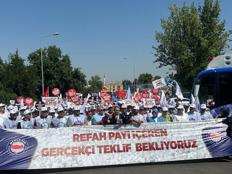 Memur ve memur emeklisinin toplu iş sözleşmesi görüşmelerinde dün hükümetin verdiği ikinci teklife tepki gösteren Memur-Sen, bugün 81 ilde eş zama