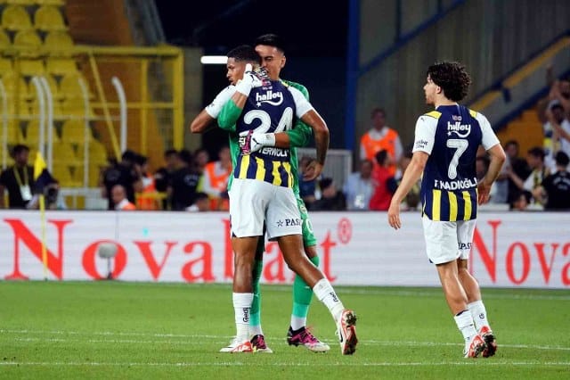  Fenerbahçe’nin Hollandalı futbolcusu Jayden Oosterwolde, sarı-lacivertli formayla ilk golünü attı.