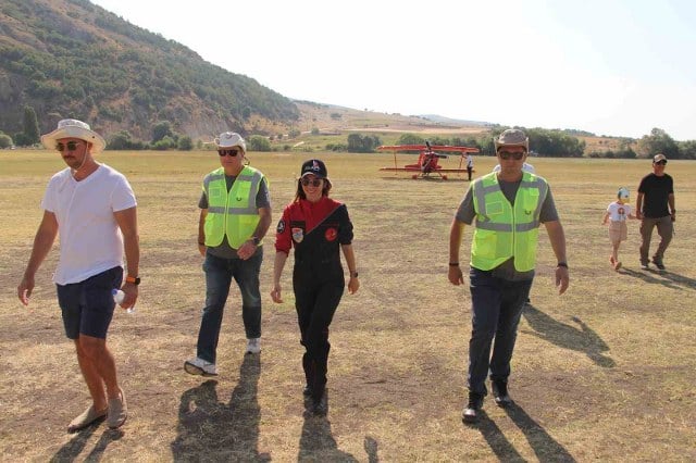 Eskişehir’de düzenlenen THK Havacılık Festivali’nde uçuş yapan Türkiye’nin ilk kadın akrobasi pilotu Semin Öztürk Şener, “Bu sene ise Yeni Menekşe ile göklerdeydim. Gerçekten benim için çok duygusal anlar burada olmak, buranın atmosferi çok başka.” ifadelerini kullandı.