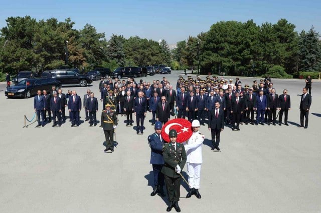Cumhurbaşkanı Recep Tayyip Erdoğan başkanlığındaki devlet erkanı, 30 Ağustos Zafer Bayramı ve Türk Silahlı Kuvvetleri Günü dolayısıyla Anıtkabir’i ziyaret etti.