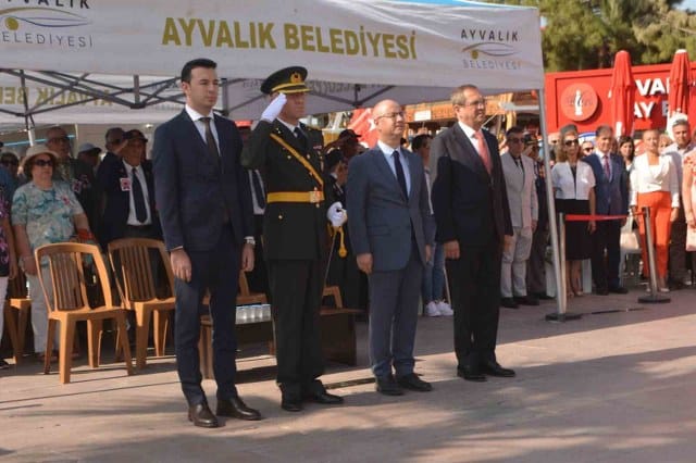 Balıkesir’in Ayvalık ilçesinde, 30 Ağustos Zafer Bayramı Cumhuriyet Meydanı’nda büyük bir coşkuyla kutlandı.
