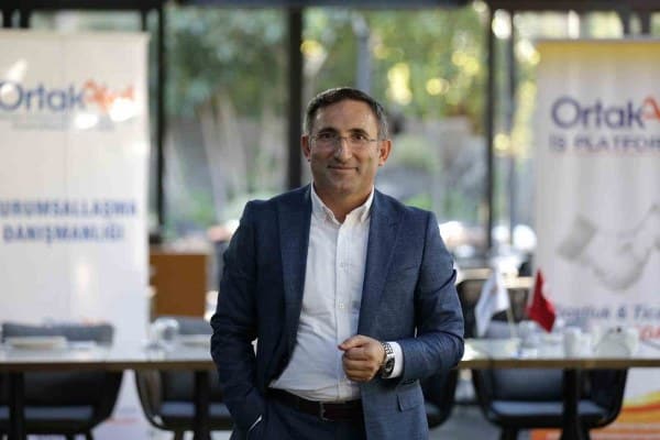 Son faiz artırımının piyasa beklentilerinin üzerinde gerçekleştiğini ve bu yükselişle birlikte KOBİ’lerin borçlanma maliyetinin arttığını belirten Dr. Yılmaz Sönmez, kararın ardından ise dolar kurunda yüzde 2’ye yakın gerileme yaşandığını söyledi.