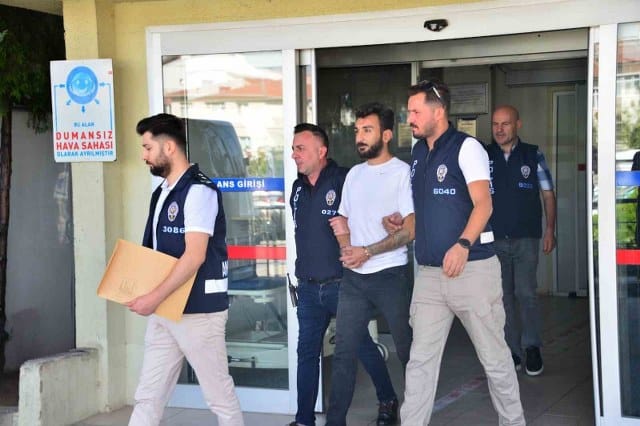 Ankara’da 59 yıl 3 ay 24 gün kesinleşmiş cezası ve çok sayıda suçtan aranması olan Paw Guards’ın yöneticilerinden Erkin Erdoğdu, tutuklanarak cezaevine gönderildi.