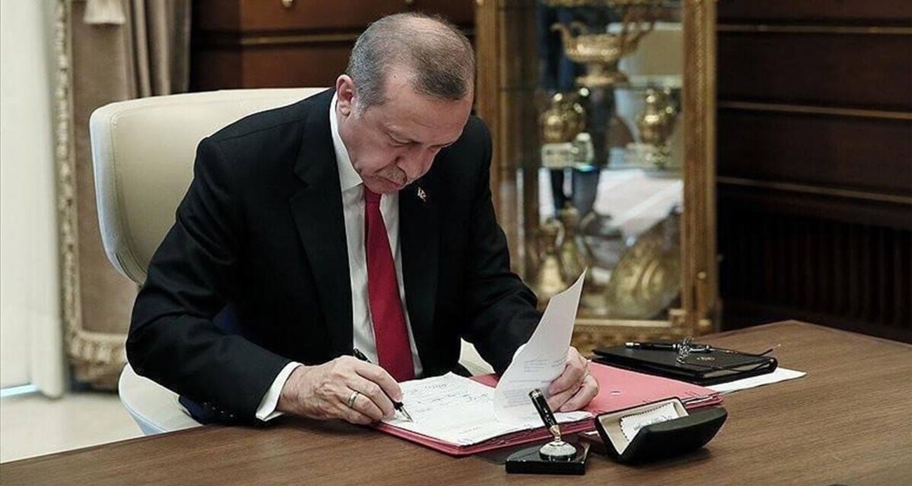 Cumhurbaşkanı Recep Tayyip Erdoğan’ın imzasıyla Resmi Gazete’de yayımlanan atama kararlarına göre Sosyal Güvenlik Kurumu (SGK) Başkanlığına Raci Kaya, Türkiye İş Kurumu (İŞKUR) Genel Müdürlüğüne Samet Güneş, Afet ve Acil Durum Yönetim Başkanlığına (AFAD) Okay Memiş ve Karayolları Genel Müdürlüğüne (KGM) Ahmet Gülşen getirildi.