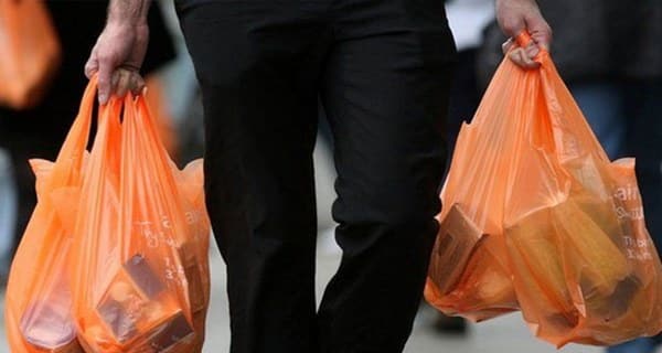 Resmi Gazete'de yer alan son karara göre, marketlerin her poşeti piyasaya sunması karşılığında devlete ödeyeceği miktarın 38,5 kuruş olarak sabit kalması öngörülürken, tüketicilerin poşet başına ödeyeceği miktar ise 25 kuruş seviyesinde devam edecek.