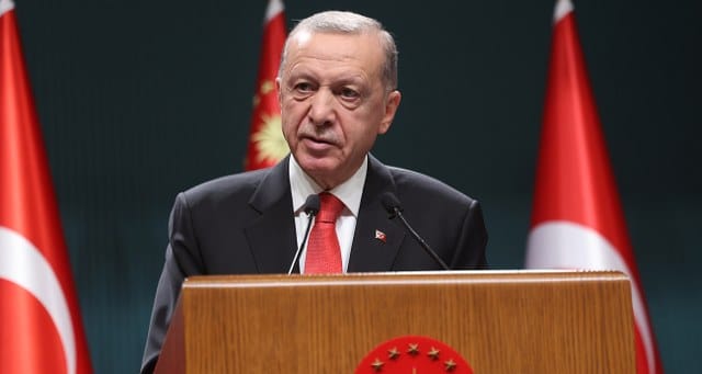 Kabine Toplantısı sonrası konuşan Cumhurbaşkanı Recep Tayyip Erdoğan, enflasyonla mücadele konusuna değinirken, “Devlet olarak bir yandan hayat pahalılığını körükleyen, psikolojik faktörler ve bu durumu fiyatlara yansıtan mekanizma mücadele ediyor, bir yandan enflasyonu düşürecek programları kararlılıkla uyguluyoruz” ifadelerini kullandı.
