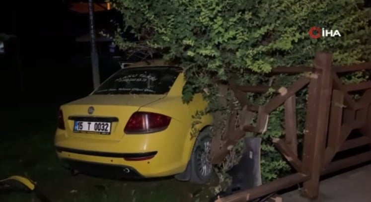 Burdur’da polislerin "dur" ihtarına uymayan ehliyetsiz ve alkollü taksi şoförü, aracının direksiyon hakimiyetini kaybedince çay bahçesine daldı.