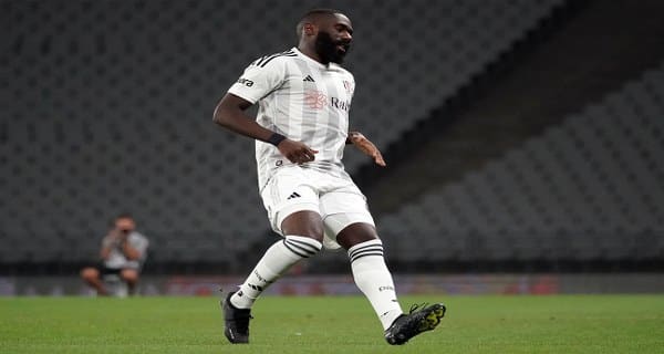 Beşiktaş, Kongolu futbolcu Arthur Masuaku'nun MR görüntülemesi sonucunda uyluk arka adalesinde gerilme ve kanama tespit edildiğini duyurdu.