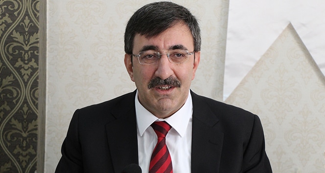 Cumhurbaşkanı Yardımcısı Cevdet Yılmaz, "Hem işçi kesiminin hem işveren kesiminin doğrudan vergilerin artması, dolaylı vergilerin ise azalması yönünde ortak bir talebi var. Ben de destekliyorum" ifadelerini kullandı.
