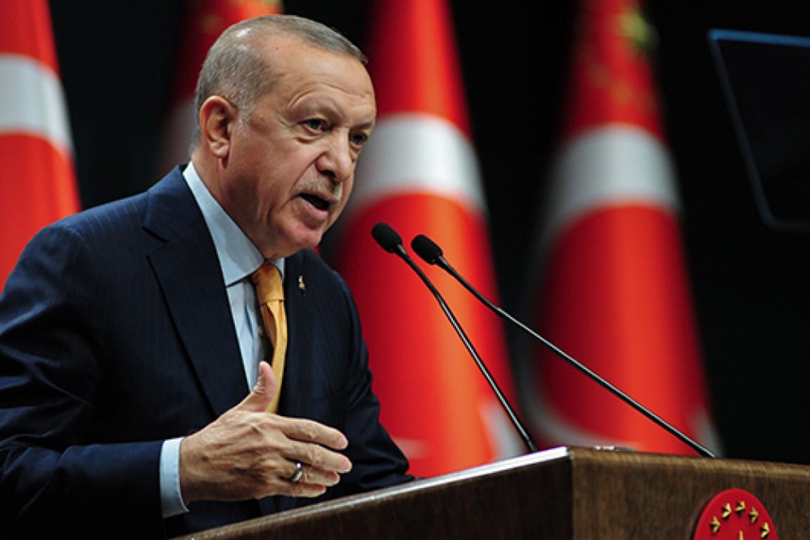 Cumhurbaşkanı Recep Tayyip Erdoğan, “Muhalefet cenahında hemen her gün yeni bir skandal patlak veriyor" dedi.