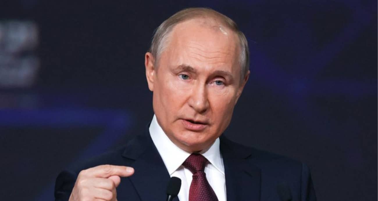 Putin'den paralı asker gruplarını ilgilendiren bir adım geldi. Ordu adına faaliyet gösteren tüm paralı asker grupları Rus bayrağı önünde bağlılı