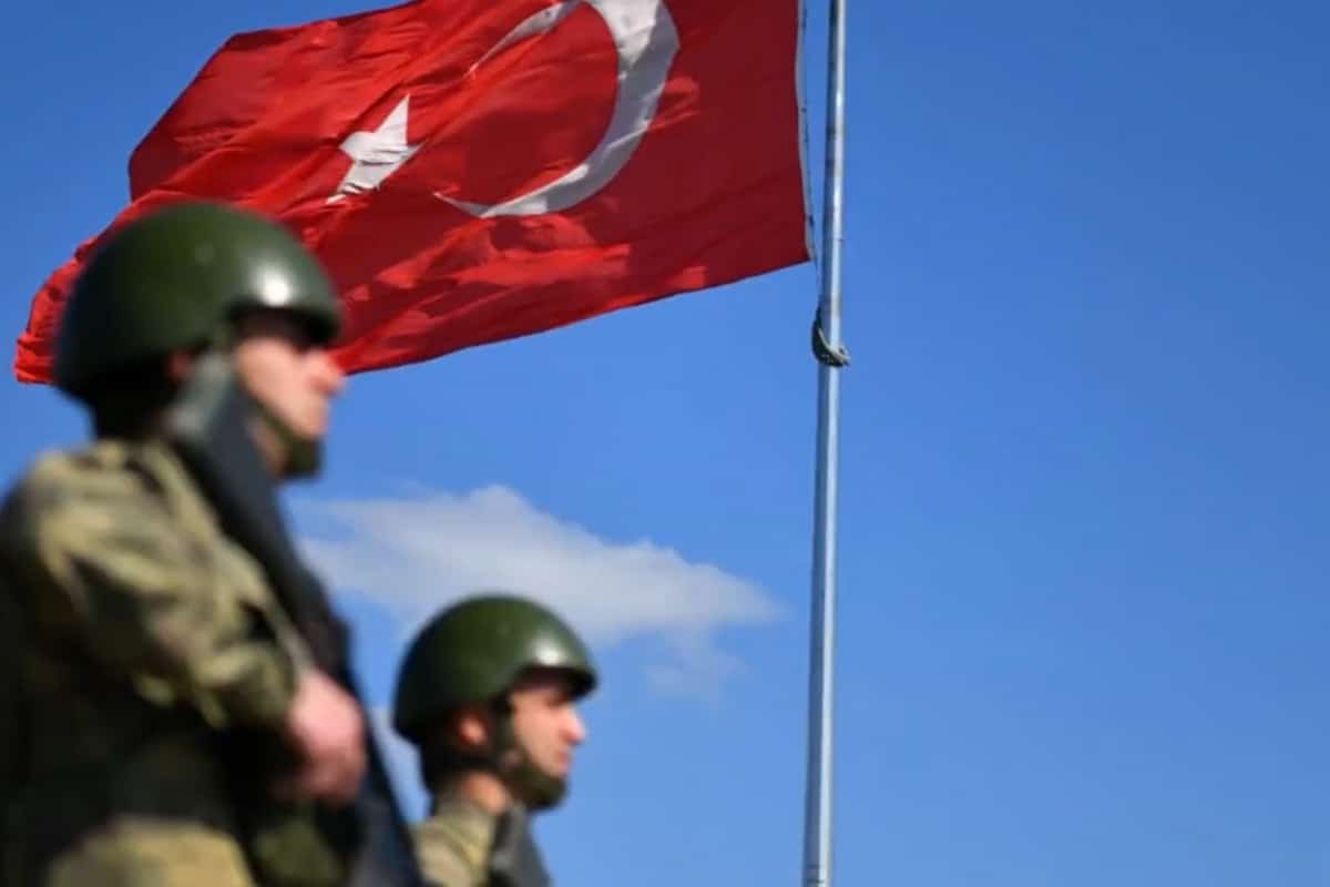 Bedelli askerlik şartlarını değiştiren yönetmelik Resmi Gazete’de yayımlandı. Yeni yönetmeliğe göre, temel askerlik eğitimi almadan vatandaşlıktan çıkan bireyler, tekrar vatandaşlık kazandıklarında 'b