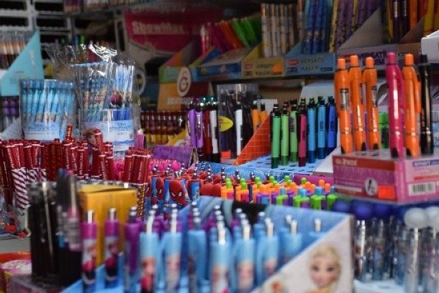 Okul alışverişlerinin güvenle yapabilmesi için kırtasiye malzemeleri, çocuk ayakkabıları, okul kıyafetleri ve çantalarına yönelik denetimler Ticaret Bakanlığı tarafından artırıldı.