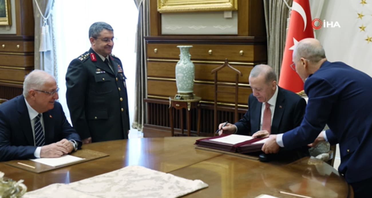 Cumhurbaşkanı Recep Tayyip Erdoğan başkanlığında Beştepe'de gerçekleşen Yüksek Askeri Şûra (YAŞ), toplantısı sona erdi. Toplantıda, Türk Silahlı Kuvvetleri'nin (TSK) yeni komuta kademesi belirlenirken, Yaşar Güler’in Milli Savunma Bakanı olmasıyla boşalan Genelkurmay Başkanlığı'na, Orgeneral Metin Gürak getirildi.