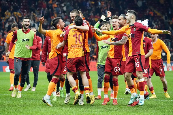 Galatasaray, UEFA Şampiyonlar Ligi 3. Ön Eleme Turu'nda Olimpija Ljubljana'yı saf dışı bırakırsa, play-off turunda Klaksvik-Molde eşleşmesinin galibiyle karşılaşacak.