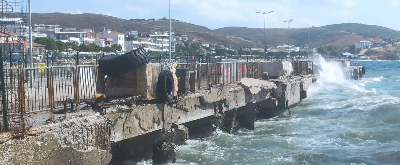 Balıkesir'in Avşa Adası'nda çıkan fırtına, iskelede bekleyen tatili biten yolcuları mahsur bıraktı.