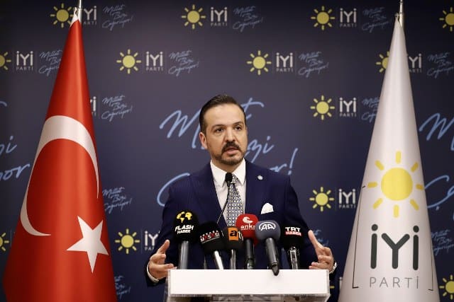 İYİ Parti Sözcüsü Kürşad Zorlu, “Partinin (MHP’nin) bazı yetkililerinin İYİ Parti’yle, bizim varlık sebebimizle, misyonumuzla, duruşumuzla, kadrolarımızla ilgili kullandıkları yakışıksız ifadeler, hakaretler…Burada bir tutarsızlık var mı yok mu; bunu kamuoyunun takdirlerine sunmak isteriz” ifadelerini kullandı.