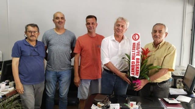 Susurluk Belediye Başkanı Nurettin Güney, 24 Temmuz Gazeteciler ve Basın Bayramı dolayısıyla ilçede görev yapan basın mensuplarıyla bir araya geldi. Gazeteleri bizzat ziyaret eden Güney, gazetecilerin sorularını yanıtladı.