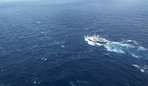 ABD'nin Florida eyaleti kıyılarında kısmen batan bir tekneyle sürüklenen bir genç, 35 saatlik bir sürenin ardından sahil güvenlik ekipleri tarafından kurtarıldı.