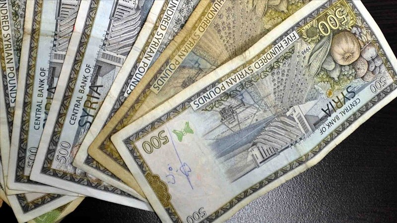 Suriye Devlet Başkanı Beşar Esad, Suriye lirasının ABD doları karşısında hızla değer kaybetmesinin ardından salı gecesi yayınladığı iki kararname