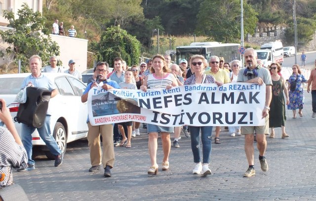 Bandırma'nın çilesi haline gelen 'Anguslar' Çelebi Limanı önünde protesto edildi.