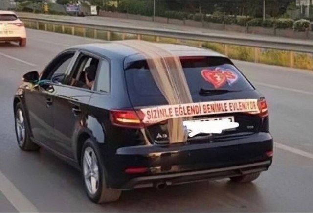 Sosyal medyada uzun yıllardır dolaşan bir fotoğraf üzerine uzun zamandır aklımda dolaşanları yazmadan duramadım. "Sizinle eğlendi, benimle evleniyor!"