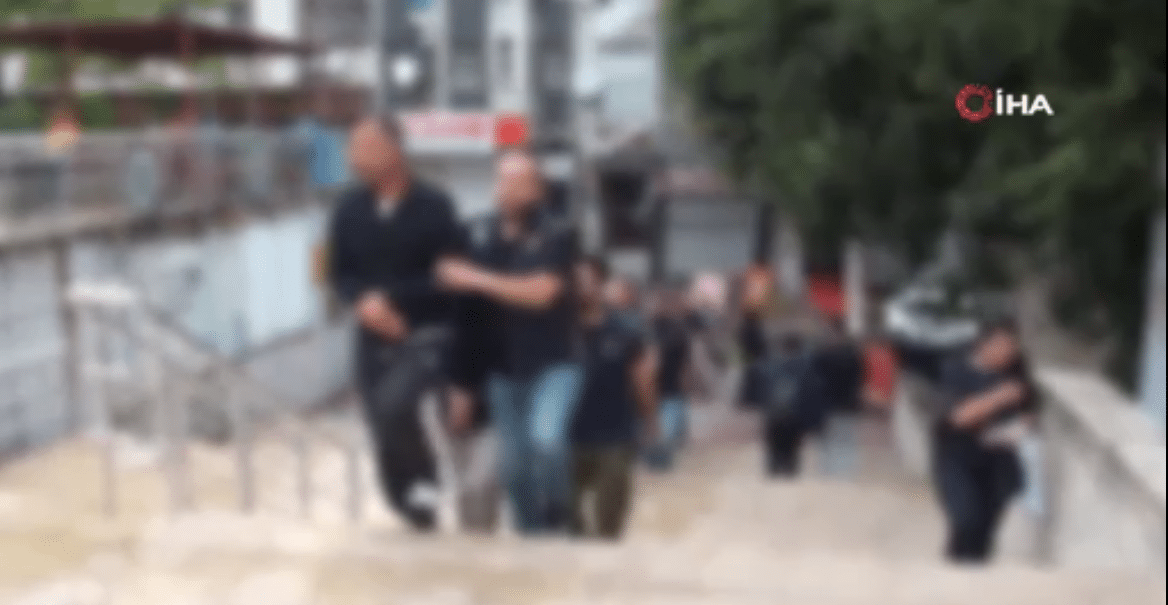 İstanbul Emniyeti terör örgütü El Kaide ve DEAŞ’e para topladıkları iddiasıyla 6 şüpheliyi yakaladı, şüphelilerden 3’ü tutuklandı.