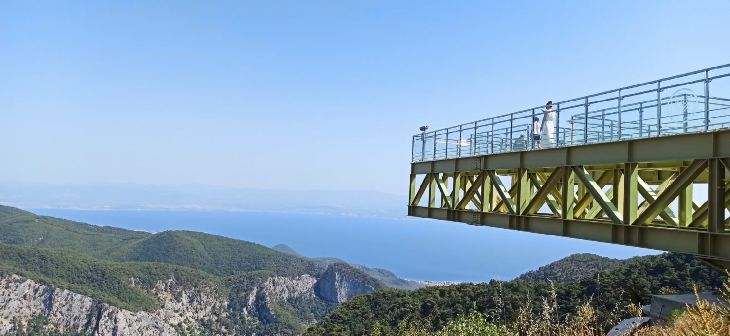 Edremit ilçesinde Kazdağları’nın 836 rakımlı Şahinderesi Kanyonu yamacına yapılan cam seyir terası, binlerce turist ve yerli halkını memnuniyetle  ağırladı.