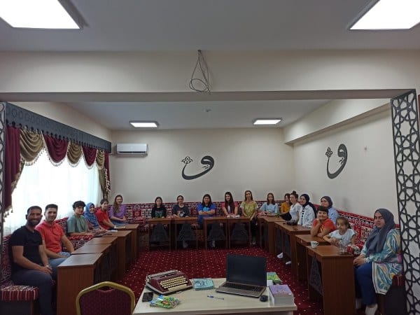 Balıkesir'e bağlı Kepsut Belediyesi, yazma ve yazarlık konusundaki merakı olan gençleri Eğitmen Yazar Gürkan Kap ile bir araya getirdi. "7’den 70’e Yazarca Sohbetler" etkinliğiyle, gençlerin yazma isteklerine destek vererek katkı sağladı.
