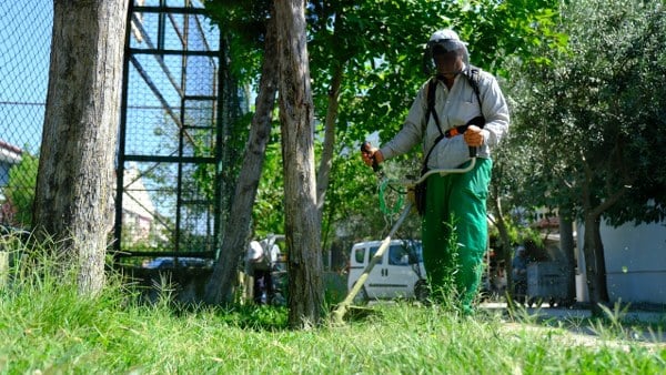 Altıeylül Belediyesi, Altıeylül ilçesinde yaşayan vatandaşlara yönelik çalışmalarını aralıksız sürdürmeye devam ediyor. Çocuk oyun alanlarının ve dinlenme parklarının sayısını artırarak yeşil alanları genişletmeyi amaçlayan belediye, sıcak hava koşullarının hakim olduğu bu günlerde, halkın rahatlayıp park ve yeşil alanlarda vakit geçirmesi için Park Bahçeler Müdürlüğü ekipleri tarafından düzenli temizlik ve bakım faaliyetleri gerçekleştirilerek parkları vatandaşların kullanımına sunuyor.