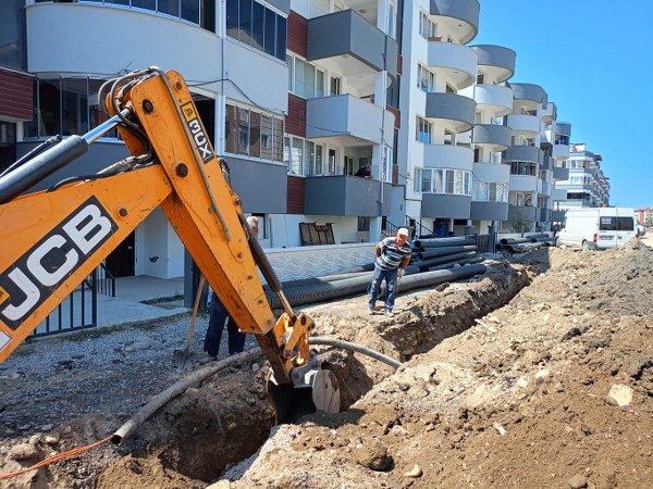 Edremit Belediyesi, Altınkum Mahallesi'nde ortaya çıkan olumsuzlukları engellemek amacıyla yeni yağmur suyu hatlarını döşeme çalışmalarına başladı.