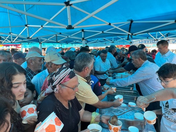 Bigadiç Belediyesi, her yıl geleneksel olarak kutlanan Muharrem Ayı'nda düzenlenen Aşure Hayrı etkinliğini bu yıl da başarılı bir şekilde gerçekleştirdi. Bigadiç Belediye Başkanı İsmail Avcu önderliğinde, 15 Temmuz Demokrasi (Laleli) Parkı'nda Muharrem ayının anlam ve önemine ithafen binlerce vatandaşa aşure dağıtıldı.