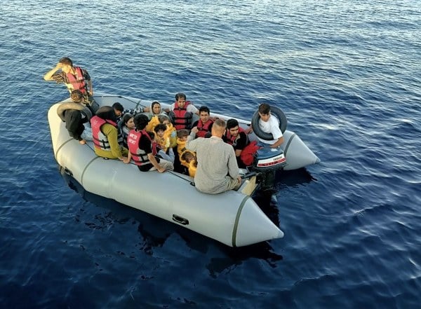 Çanakkale'nin Ayvacık ilçesinin deniz sularında seyir halinde olan bir lastik bot içerisinde bulunan 20 Afganistan vatandaşı kaçak göçmen, Sahil Güvenlik birimleri tarafından yakalandı.