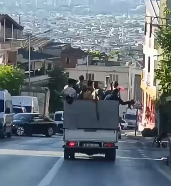 Bursa’da düğünleri olduğu için açık kasa kamyonetin kasasına binip kilometrelere yol giden 8 kişinin tehlikeli yolculuk görenleri hayrete düşürdü.