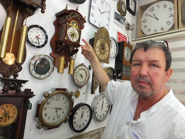 Burhaniye ilçesinde, baba mesleği saat tamirciliğini devam ettiren 61 yaşındaki Mustafa Öden, yüzyıllar öncesine ait Almanya, Hollanda ve İsviçre'de üretilen saatleri dükkanında sergiliyor. Saat mezatlarına da katılan Öden, antika saatlere özel bir ilgi beslediğini vurgulayarak, zincir ve anahtarla kurulan en eski örneklerinin bile 220 yıl öncesine ait olduğunu ve hala mükemmel durumda çalıştığını ifade ediyor.