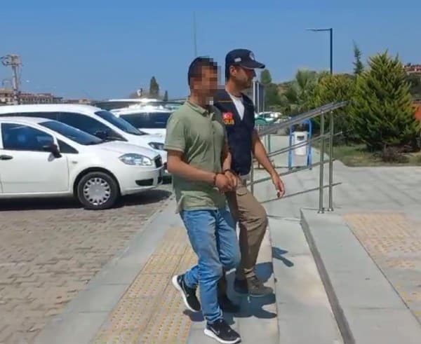 Çanakkale'de, Göçmen Kaçakçılığı ve Hudut Kapıları Şube Müdürlüğü'nün operasyonu sonucunda, Afganistan vatandaşı 55 kaçak göçmen ile 5 kaçak göçmen kaçakçısı şüphelisi yakalanarak gözaltına alındı.