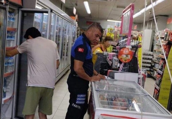 Erdek ilçesindeki zincir marketler ve bakkallar, fiyat farkı ve stokçuluk denetimlerine tabi tutuldu.
