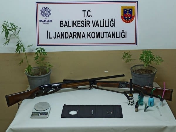Balıkesir'in Edremit ve Karesi ilçelerinde jandarma ekiplerinin eş zamanlı operasyonlarında önemli miktarda uyuşturucu madde bulundu. Operasyonlar sonucunda 8 kişi gözaltına alındı.