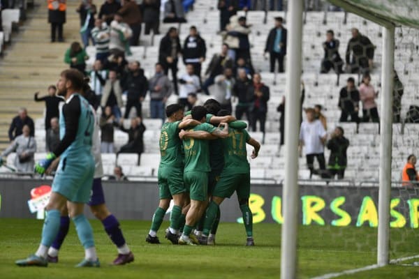 Tarihi bir adım atan Bursaspor Kulübü, ilk defa sosyal medya üzerinden taraftarlara seslenerek forma sponsorluğu ve reklam alanları konusunda destek talebinde bulundu. Yapılan açıklamada, “Şehrinin takımını yalnız bırakma Bursa! Reklam alanlarımız sizleri bekliyor” ifadelerine yer verildi.