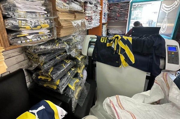 İstanbul İl Emniyet Müdürlüğü'nün düzenlediği operasyon kapsamında binlerce lisanssız forma ele geçirildi. Fenerbahçe Kulübü yetkilileri tarafından yapılan açıklamada, taraftarların korunması amacıyla sezon boyunca sahte ürün satışlarının denetiminin artarak sürdürüleceği belirtildi.