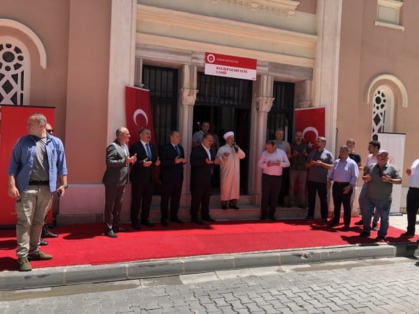 Gemlik ilçesinin tanıdık simgelerinden biri olan Balıkpazarı Camii, restore edilme sürecinin sona ermesiyle cuma namazının kılınmasıyla tekrar cemaate açıldı.