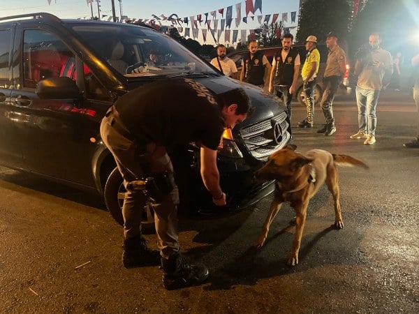 İstanbul İl Emniyet Müdürlüğü'ne bağlı asayiş ekipleri, il genelinde helikopter desteğiyle gerçekleştirilen 'Huzur' adlı geniş çaplı güvenlik operasyonunu hayata geçirdi.