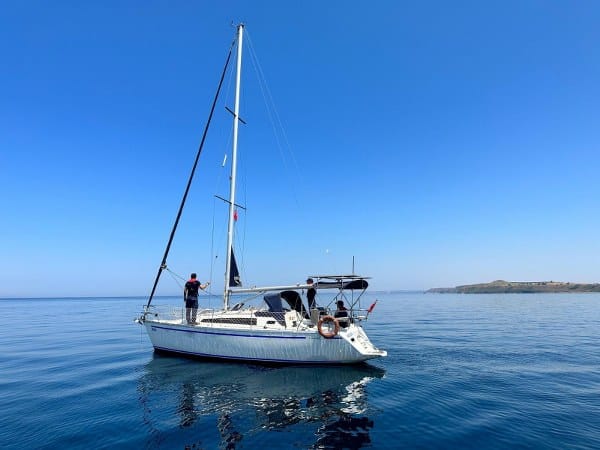Çanakkale'nin Bozcaada ilçesi açıklarında, Sahil Güvenlik timlerinin gerçekleştirdiği operasyon sonucunda bir yelkenli teknenin içinde 27 kaçak göçmen ile 2 göçmen kaçakçısı şüphelisi yakalandı.